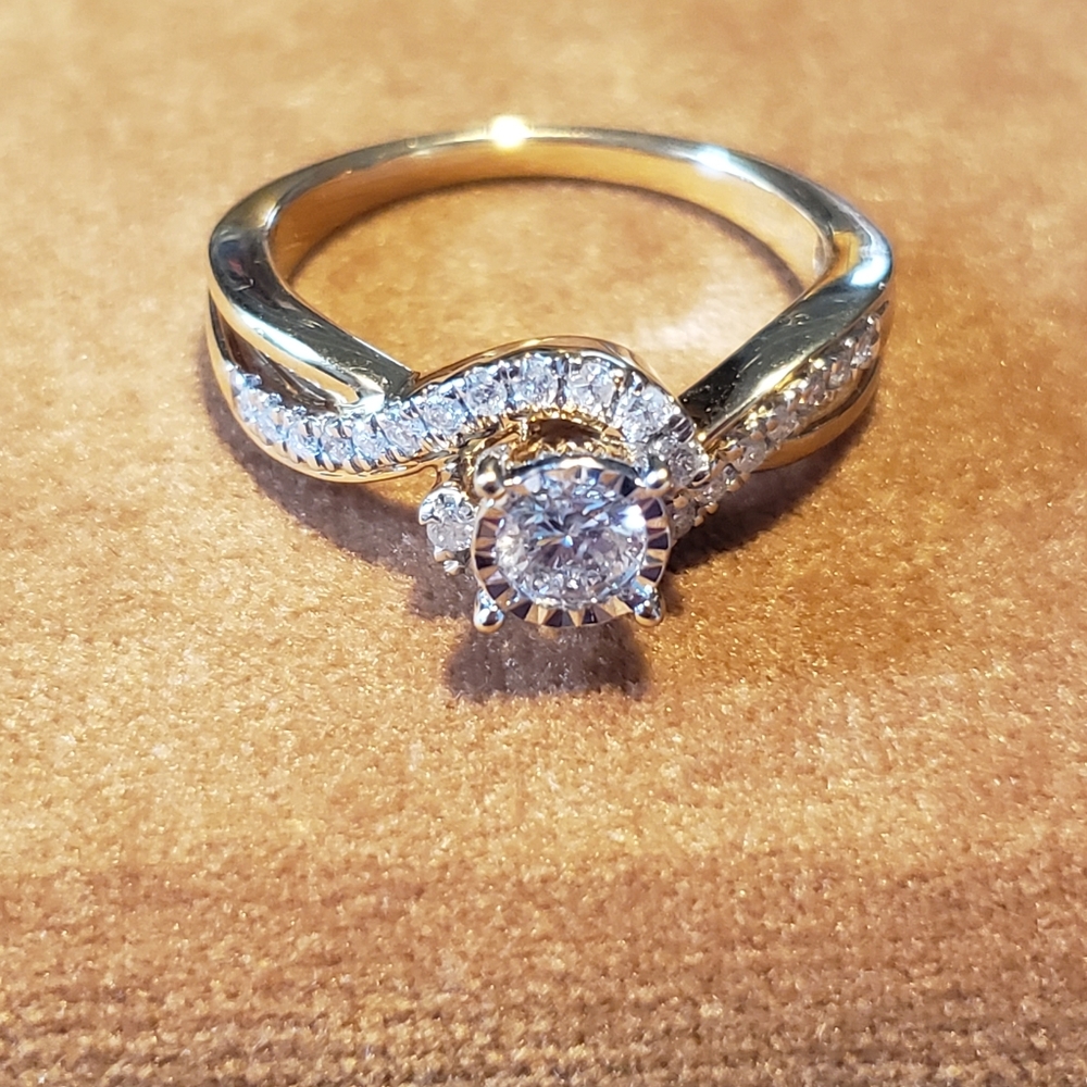 10k engagement Genuine diamond  gold  ring size 7